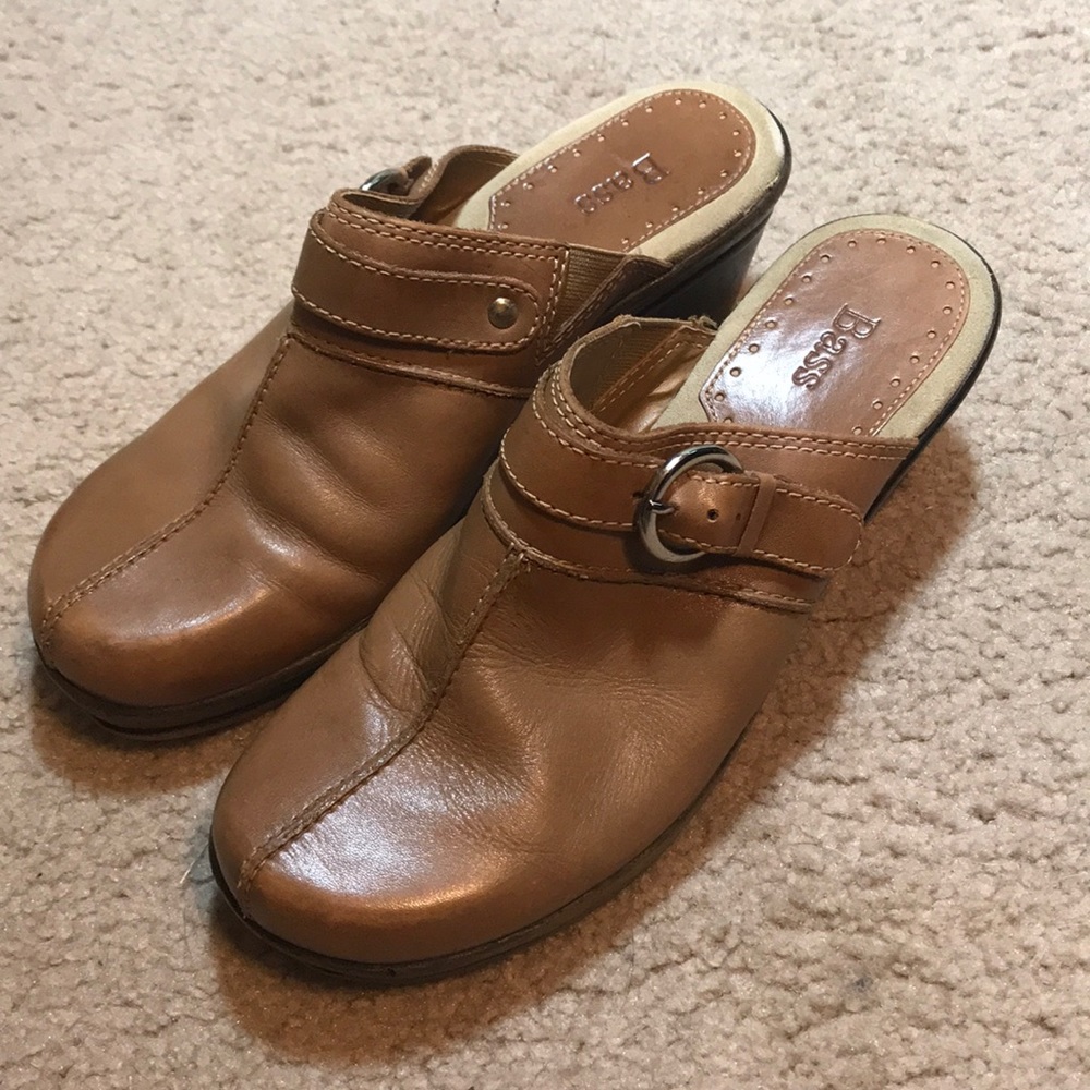 Bass tan clogs